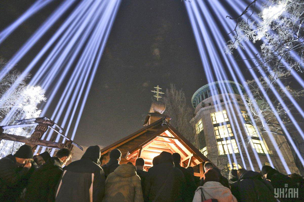 На столичній алеї Героїв Небесної Сотні вшанували пам’ять загиблих світловою інсталяцією «Промені гідності». Фото УНІАН